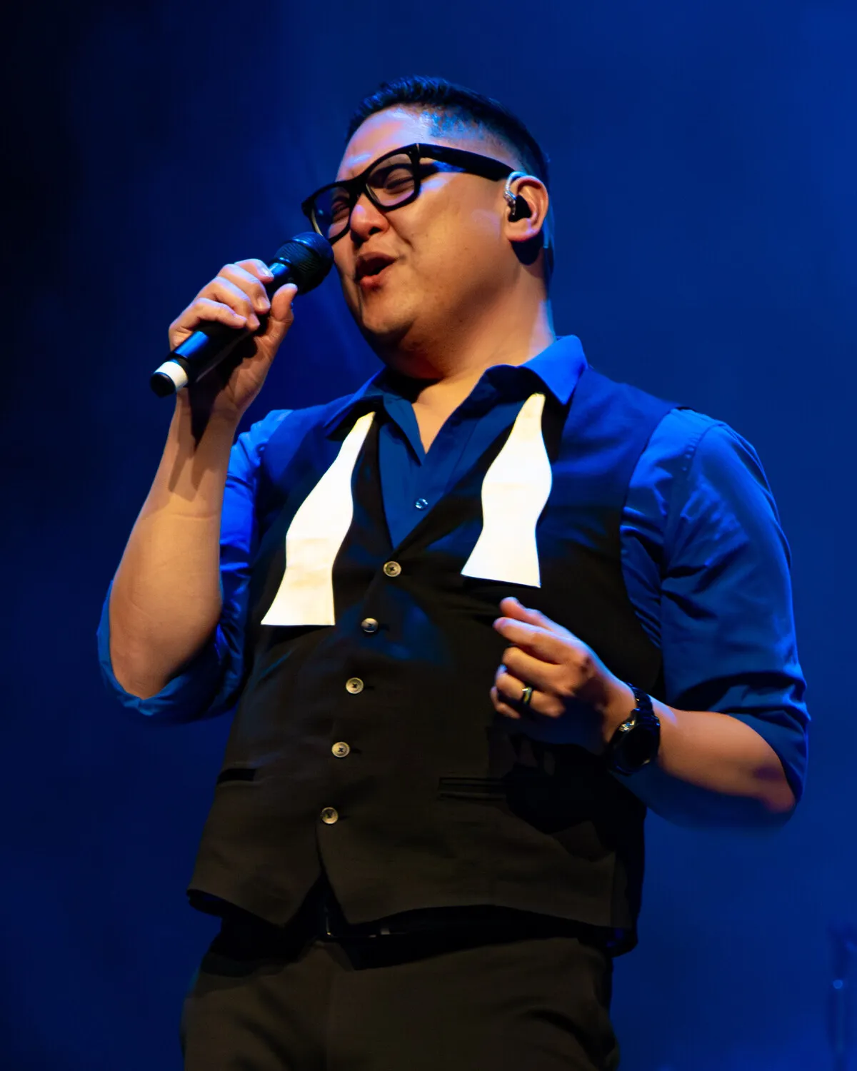 Bernard Quilala of 6 Minute Warning singing on stage