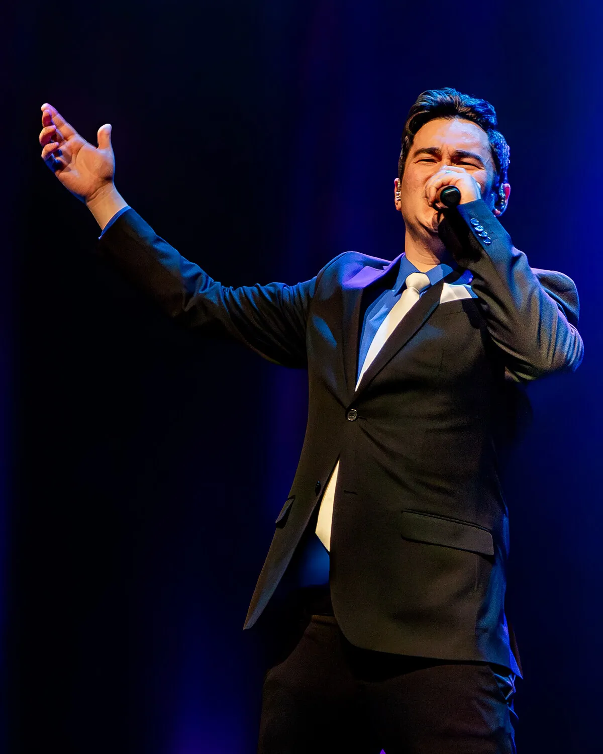 Brayden Foo of 6 Minute Warning singing on stage