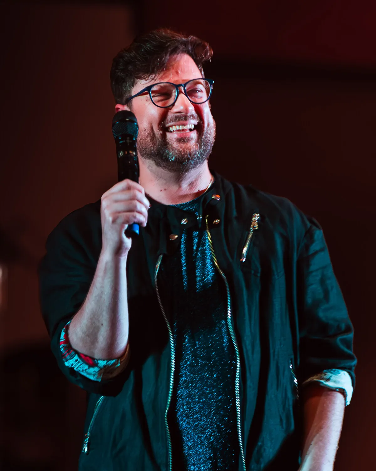 Brett Ludwig of 6 Minute Warning singing on stage
