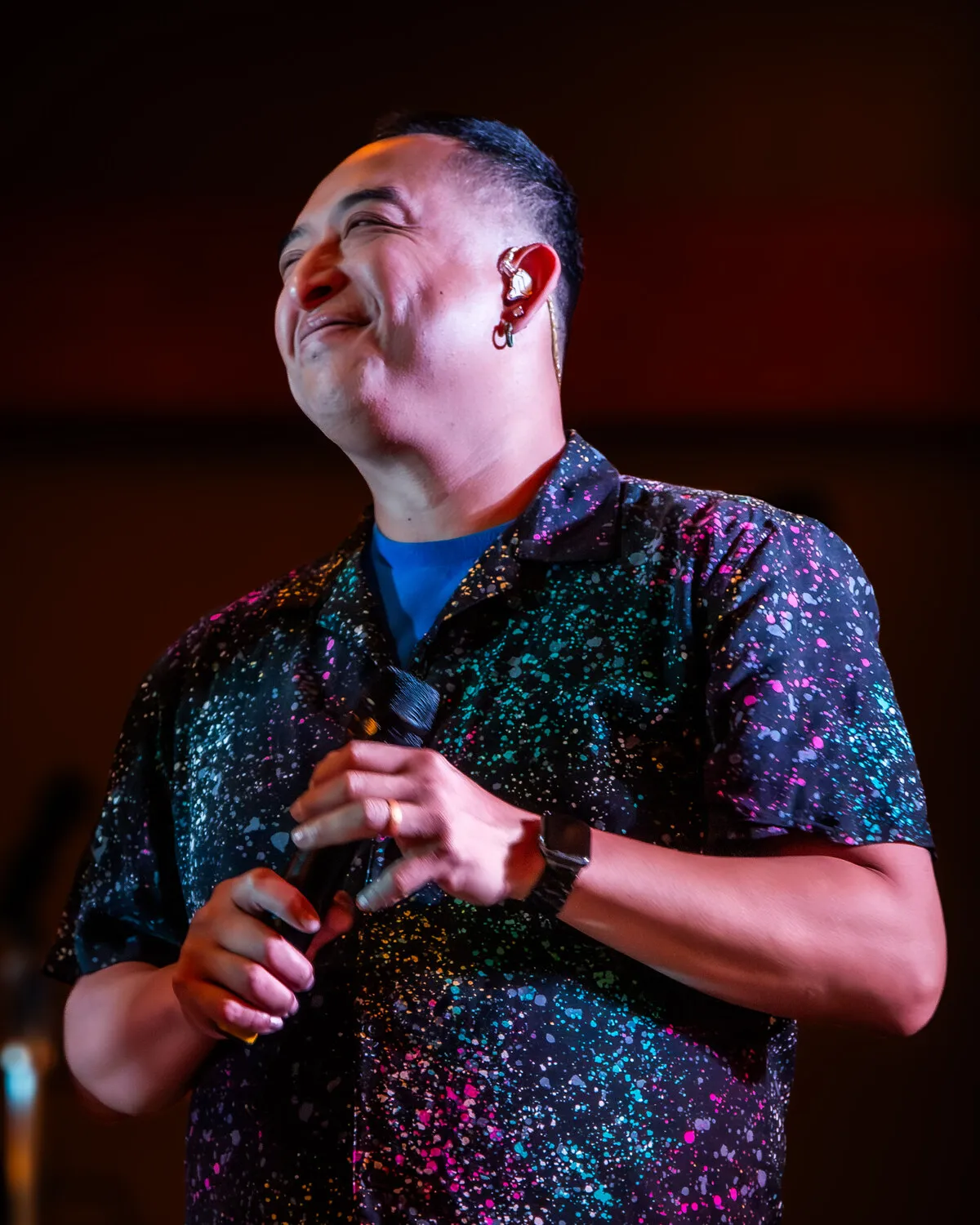 Jo Tong of 6 Minute Warning singing on stage